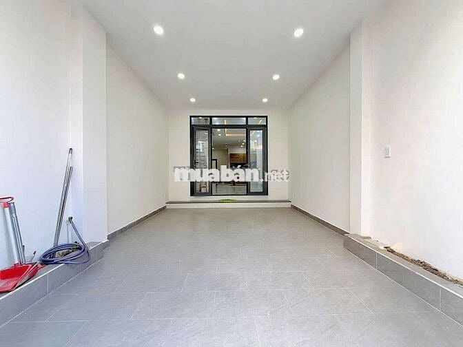 Nhà ở phù hợp với gia đình và có sân để xe otô LH chính chủ ***