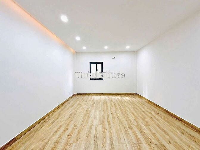 Nhà ở phù hợp với gia đình và có sân để xe otô LH chính chủ ***