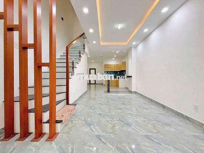 Nhà ở phù hợp với gia đình và có sân để xe otô LH chính chủ ***