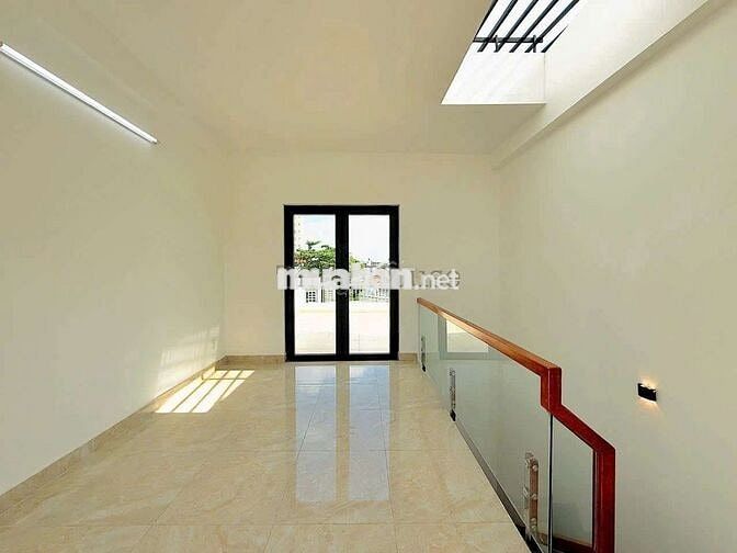 Nhà ở phù hợp với gia đình và có sân để xe otô LH chính chủ ***