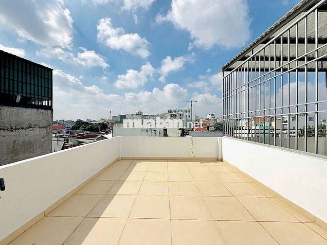 Nhà ở phù hợp với gia đình và có sân để xe otô LH chính chủ ***