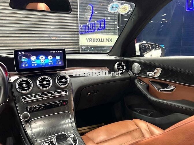 Mercedes Benz GLC300 Model 2018 4Matic - 68000 km