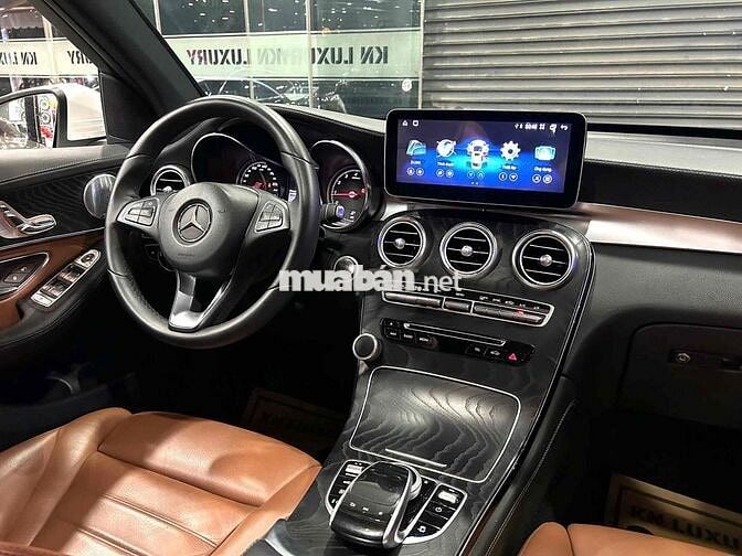 Mercedes Benz GLC300 Model 2018 4Matic - 68000 km