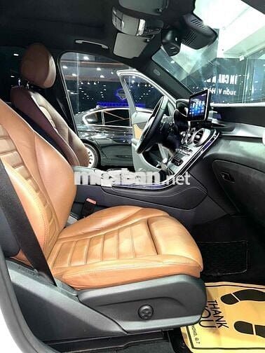 Mercedes Benz GLC300 Model 2018 4Matic - 68000 km
