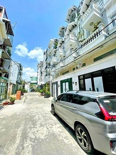Nhà mặt tiềnđường lê hồng phong, p1,Quận 10-  m  tiền rộng 20m -3 tầng