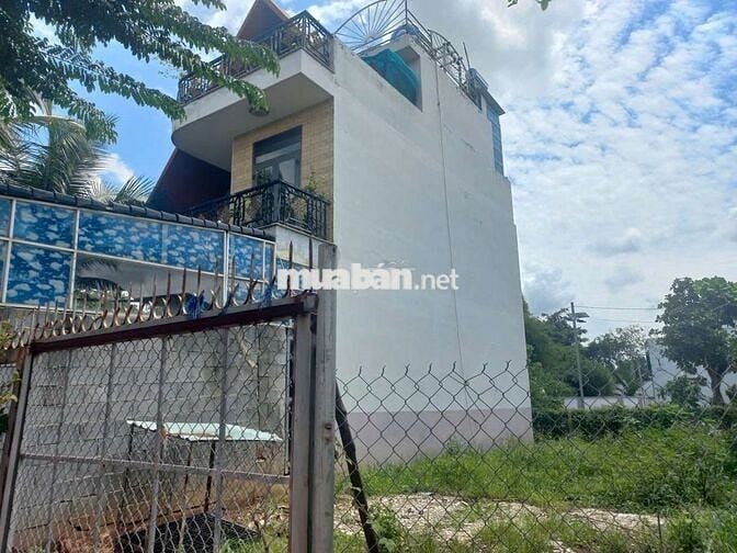 nhà 1 trêt.1 lầu 1 tum lô góc.thổ cư 100%