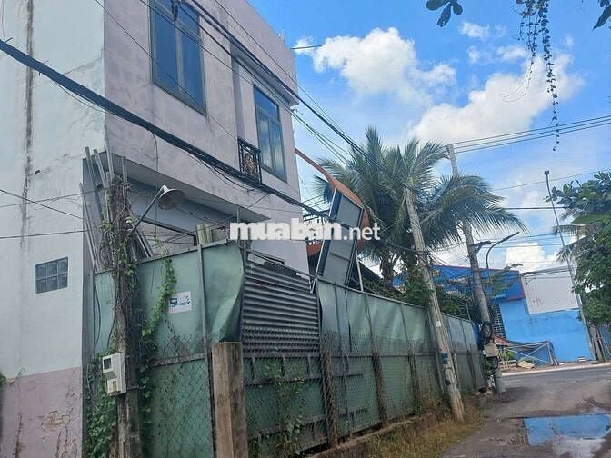 nhà 1 trêt.1 lầu 1 tum lô góc.thổ cư 100%