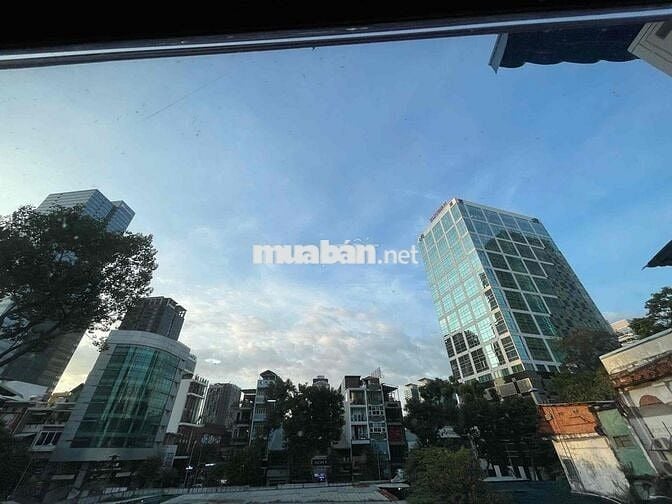 3 bước chân ra phố đi bộ Nguyễn Huệ. BITEXCO. chợ bến thannf. metro