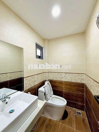 Căn nhà rất thích hợp với gia đình mong muốn đỗ được otô trong nhà.