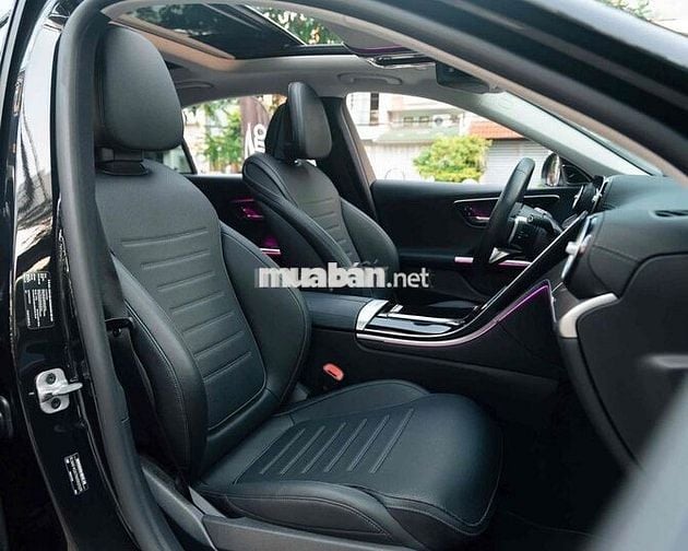 Mercedes C300 AMG - 9000 km - Đăng ký lần đầu 2023