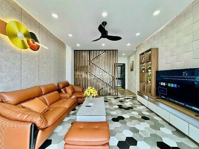 Bán hơn 3 tỷ. Nhà 80m2 gần Vạn Hạnh mall xây 3 tầng, hẻm oto thoáng.