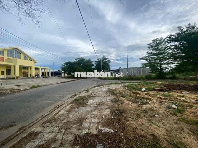 bán lô đất đẹp đối diện cổng chợ Điện Dương giá rẻ vừa ở cừa kinh doan