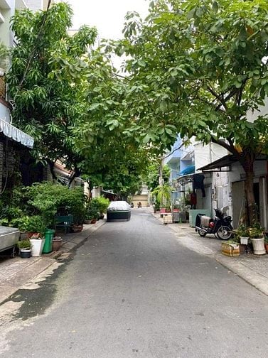 Bán hơn 3 tỷ. Nhà 80m2 gần Vạn Hạnh mall xây 3 tầng, hẻm oto thoáng.