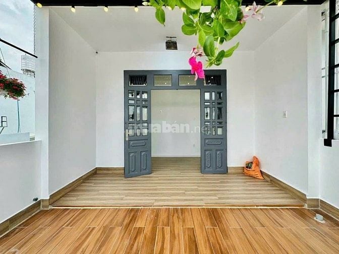 Bán hơn 3 tỷ. Nhà 80m2 gần Vạn Hạnh mall xây 3 tầng, hẻm oto thoáng.