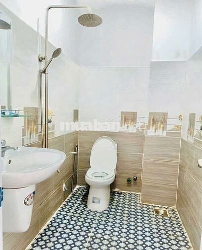 Nhà hai mặt hẻm, hẻm trước 4m hẻm sau 4m. 1 trệt+2 lầu+ST. 4PN + 4VS