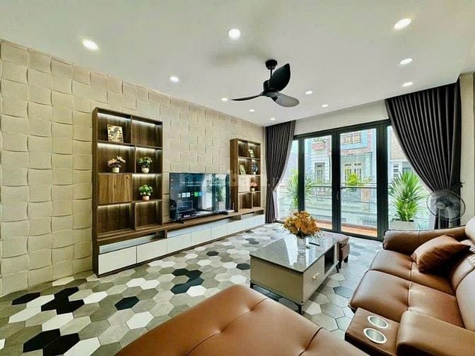 Bán hơn 3 tỷ. Nhà 80m2 gần Vạn Hạnh mall xây 3 tầng, hẻm oto thoáng.