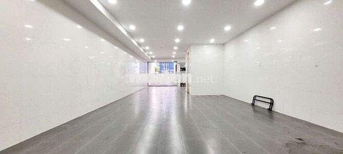 Cho thuê văn phòng 40m2 có bancol vị trí đẹp giá tốt tại Vạn Phúc City