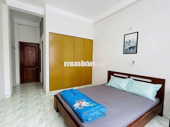 Phòng full nội thất cửa số lớn ngay dưới chân cầu chứ y