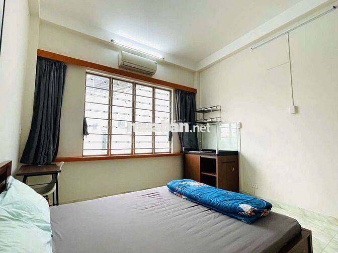 Phòng full nội thất cửa số lớn ngay dưới chân cầu chứ y