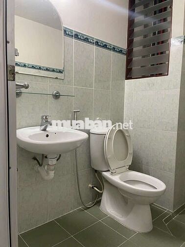 Phòng full nội thất cửa số lớn ngay dưới chân cầu chứ y