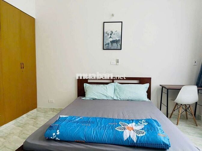 Phòng full nội thất cửa số lớn ngay dưới chân cầu chứ y