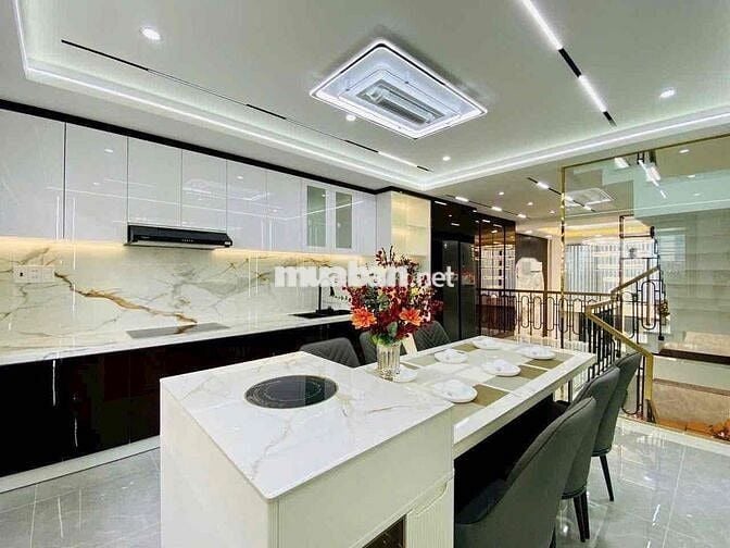 Cô Hoa cần bán nhà đường Lê Thị Bạch Cát, Quận 11. giá 5Tỷ570/ 54m2.