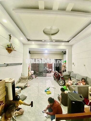 Bán nhà 1tret2lau và sân thượng
