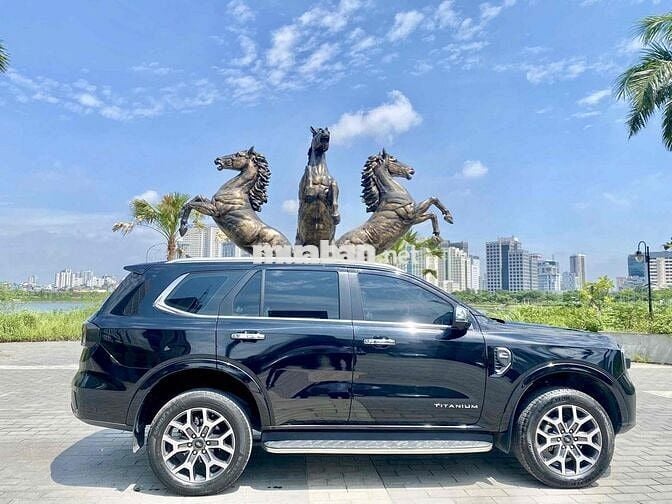 Ford Everest 2023 Titanium 2.0 AT 4x4 màu đen