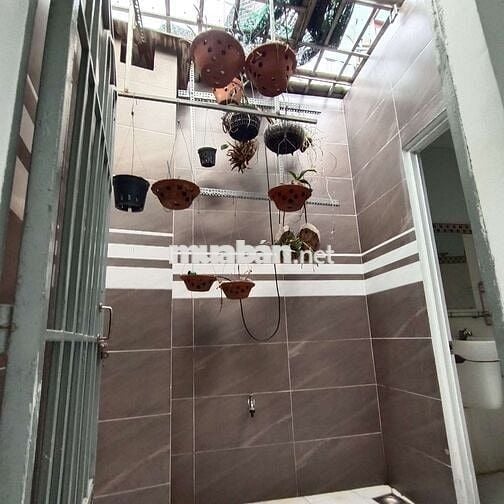 Chủ kẹt giảm 300 củ tặng luôn nhà 2 lầu 58m2 hẻm xe hơi 1 sẹc