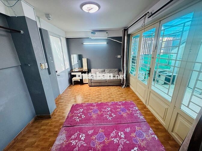 CHO THUÊ PHÒNG FULL NỘI THẤT. TÁCH BẾP. CÓ BAN CÔNG KDC TRUNG SƠN Q7.