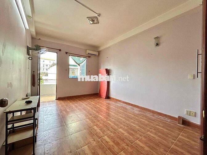 🔥PHÒNG TRỌ BAN CÔNG CỬA SỔ GIÁ RẺ_KHÔNG NỘI THẤT_KHU SÂN BAY