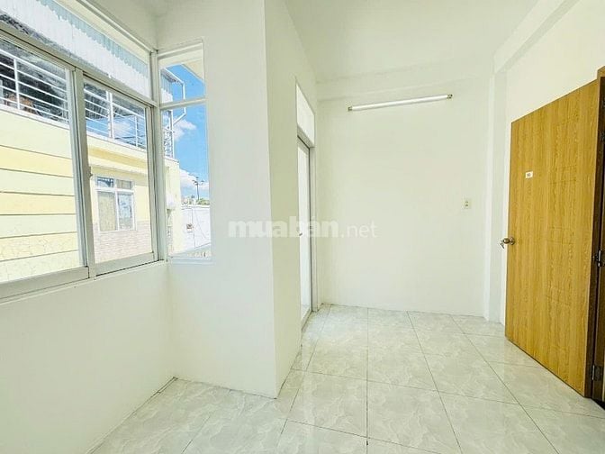 Nhà mới 4x10m 1 trệt 3 lầu st 5PN 3WC gần Trường TH Hiệp Tân