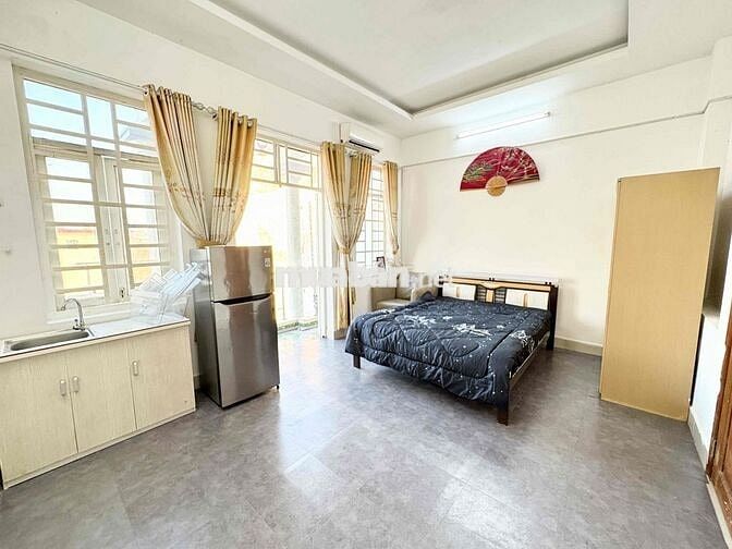 PHÒNG BAN CÔNG MỚI 100% - FULL NỘI THẤT XỊN - TƯỜNG TRẮNG MỚI SẠCH SẼ