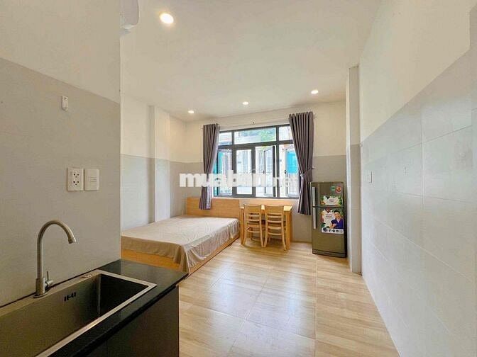 Studio cửa sổ bự full nội thất ngay Tô Hiến Thành Q10 cho nui pet