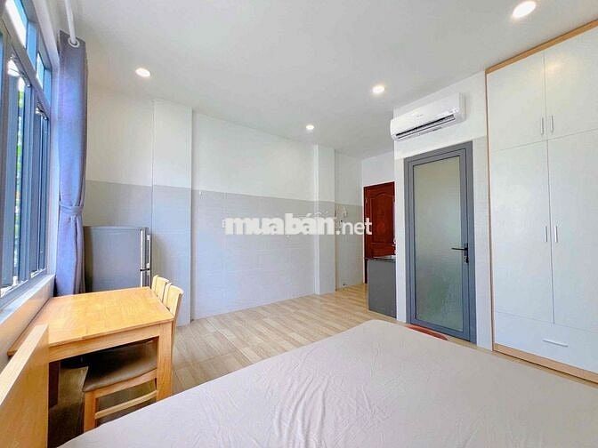 Studio cửa sổ bự full nội thất ngay Tô Hiến Thành Q10 cho nui pet