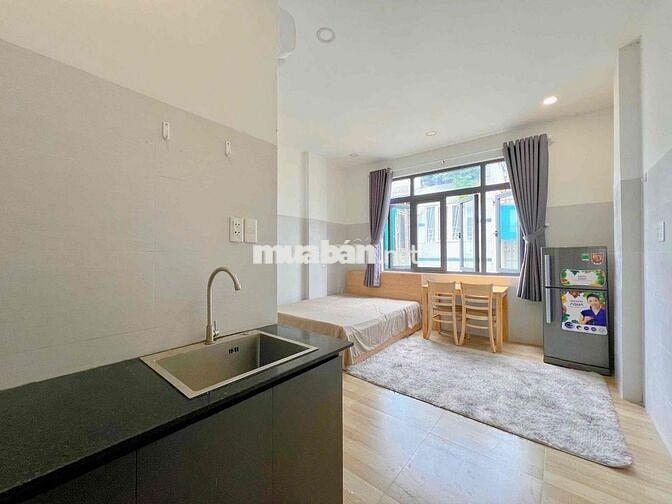 Studio cửa sổ bự full nội thất ngay Tô Hiến Thành Q10 cho nui pet