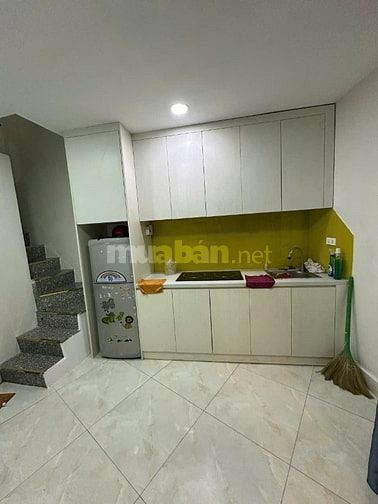 Nhỉn 2t,Hoàng Văn Thụ  3 tầng, 2PN,2WC cách hẻm xxe hơi 10m