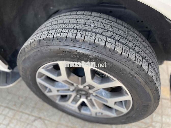 chính chủ Ford Everest 2023 Titanium - 40000 km