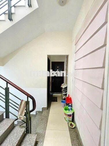 MT Trần Văn Danh (ngay HHT) đi bộ ra nhà Ga T3 - 16.6 tỉ