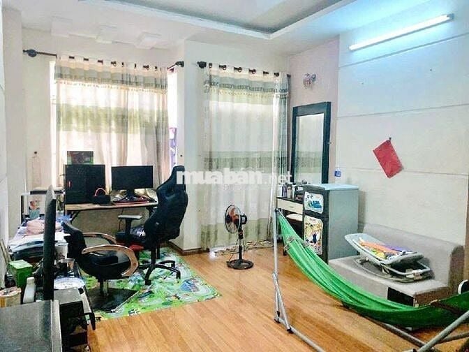 MT Trần Văn Danh (ngay HHT) đi bộ ra nhà Ga T3 - 16.6 tỉ