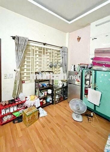 MT Trần Văn Danh (ngay HHT) đi bộ ra nhà Ga T3 - 16.6 tỉ