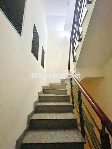 MT Trần Văn Danh (ngay HHT) đi bộ ra nhà Ga T3 - 16.6 tỉ