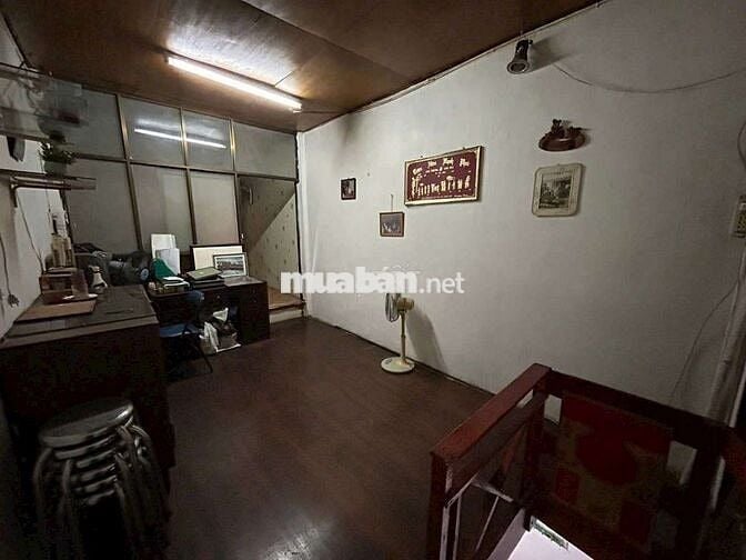 Kẹt tiền bán gấp nhà thuộc đường nguyễn văn cừ p2 q5 một lầu 2 phòng