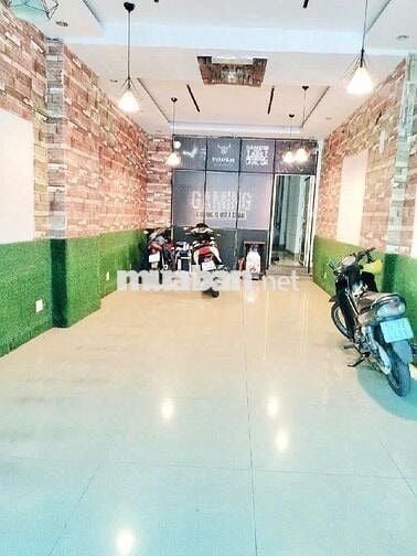 MT Trần Văn Danh (ngay HHT) đi bộ ra nhà Ga T3 - 16.6 tỉ