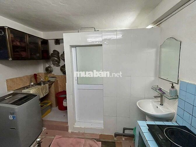 Kẹt tiền bán gấp nhà thuộc đường nguyễn văn cừ p2 q5 một lầu 2 phòng