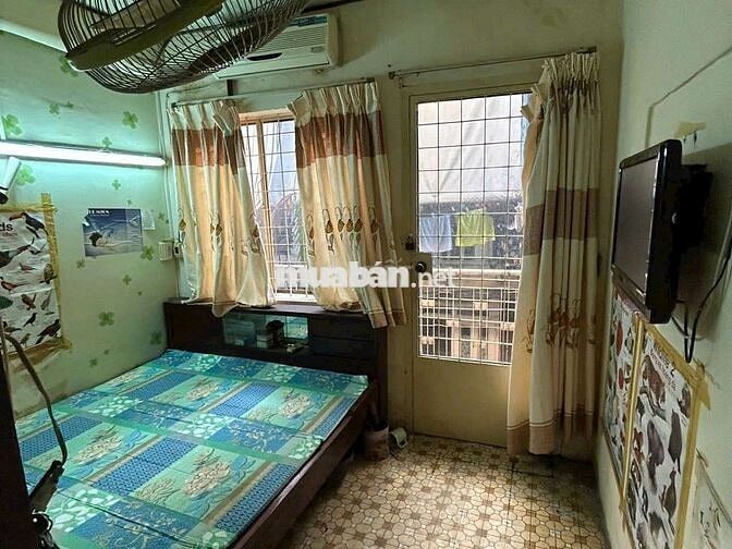 Kẹt tiền bán gấp nhà thuộc đường nguyễn văn cừ p2 q5 một lầu 2 phòng