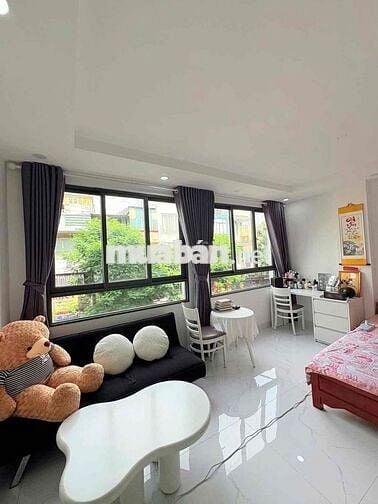 STUDIO CỬA SỔ TRỜI TO NỘI THẤT CƠ BẢN NGAY NGÃ TƯ BỐN XÃ