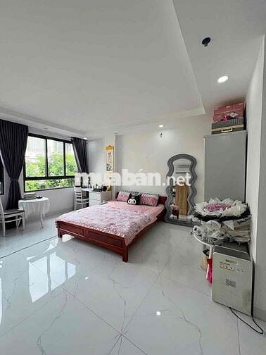 STUDIO CỬA SỔ TRỜI TO NỘI THẤT CƠ BẢN NGAY NGÃ TƯ BỐN XÃ