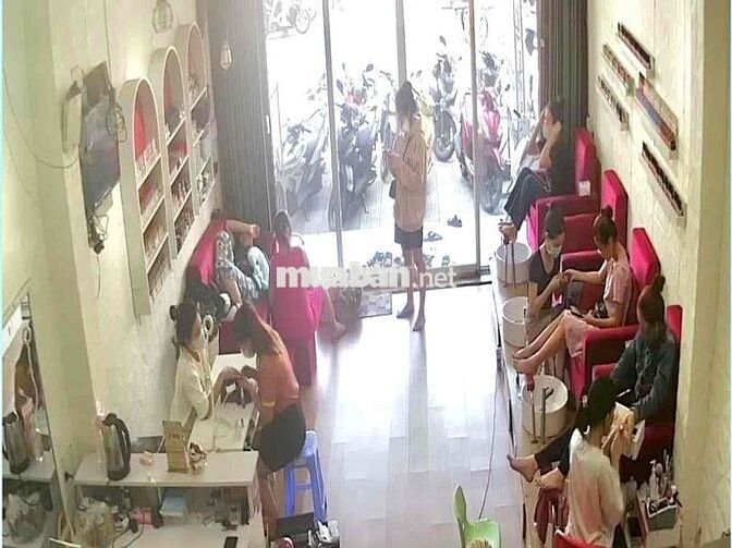 sang tiệm nail đông khách đường lớn