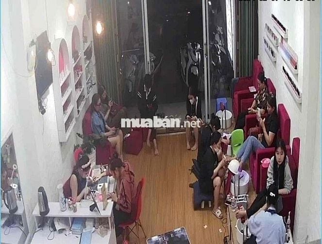 sang tiệm nail đông khách đường lớn